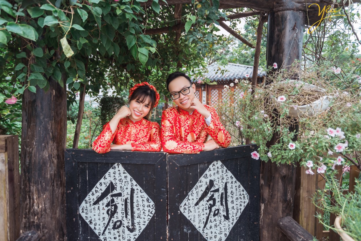 Mùa hè là thời gian nhiều đôi uyên ương chọn để chụp ảnh cưới. Trong thời tiết nắng gió, có thể thực hiện nhiều hoạt động ngoài trời, cô dâu chú rể sẽ có nhiều cách sáng tạo khi "pose" hình. 850