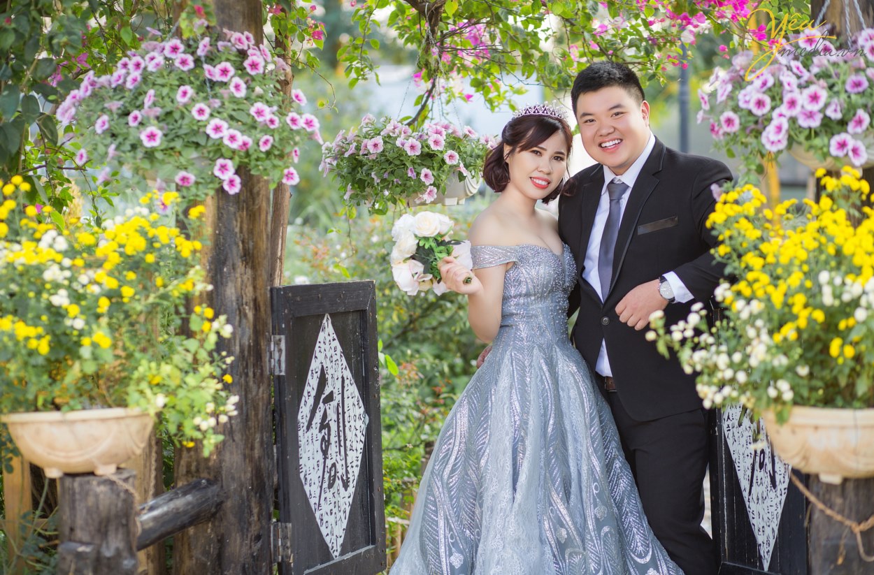 Chúng tôi đã có bài viết top 5 studio chụp ảnh cưới đẹp nổi tiếng nhất Hà Nội nhưng với những studio nổi tiếng như thế người dùng phải bỏ tầm 10 triệu đến vài ...