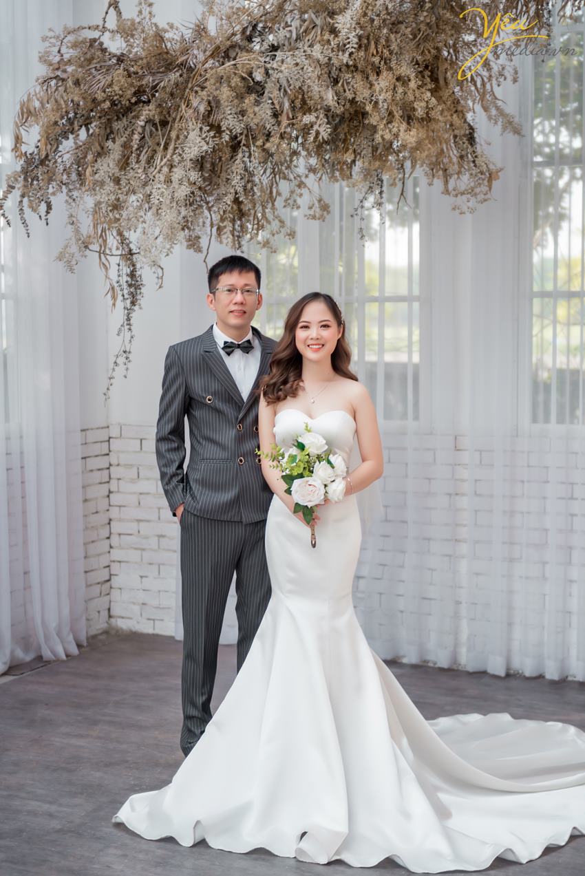 Ngoài địa điểm này, cặp đôi chú rể Quang - cô dâu Liên của Yêu Media còn lựa chọn thêm Nhà hát lớn Hà Nội - một địa điểm quen thuộc tại thủ đô - để làm bối cảnh chụp ảnh cưới sang trọng và tự nhiên của mình.