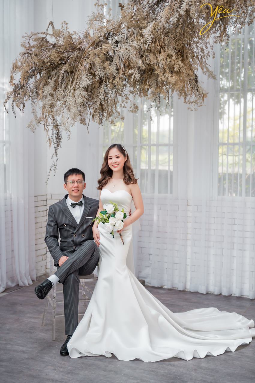 Ngoài địa điểm này, cặp đôi chú rể Quang - cô dâu Liên của Yêu Media còn lựa chọn thêm Nhà hát lớn Hà Nội - một địa điểm quen thuộc tại thủ đô - để làm bối cảnh chụp ảnh cưới sang trọng và tự nhiên của mình.