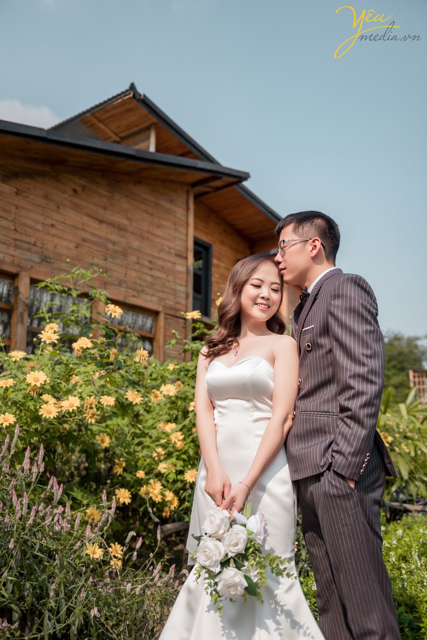 Ngoài địa điểm này, cặp đôi chú rể Quang - cô dâu Liên của Yêu Media còn lựa chọn thêm Nhà hát lớn Hà Nội - một địa điểm quen thuộc tại thủ đô - để làm bối cảnh chụp ảnh cưới sang trọng và tự nhiên của mình.