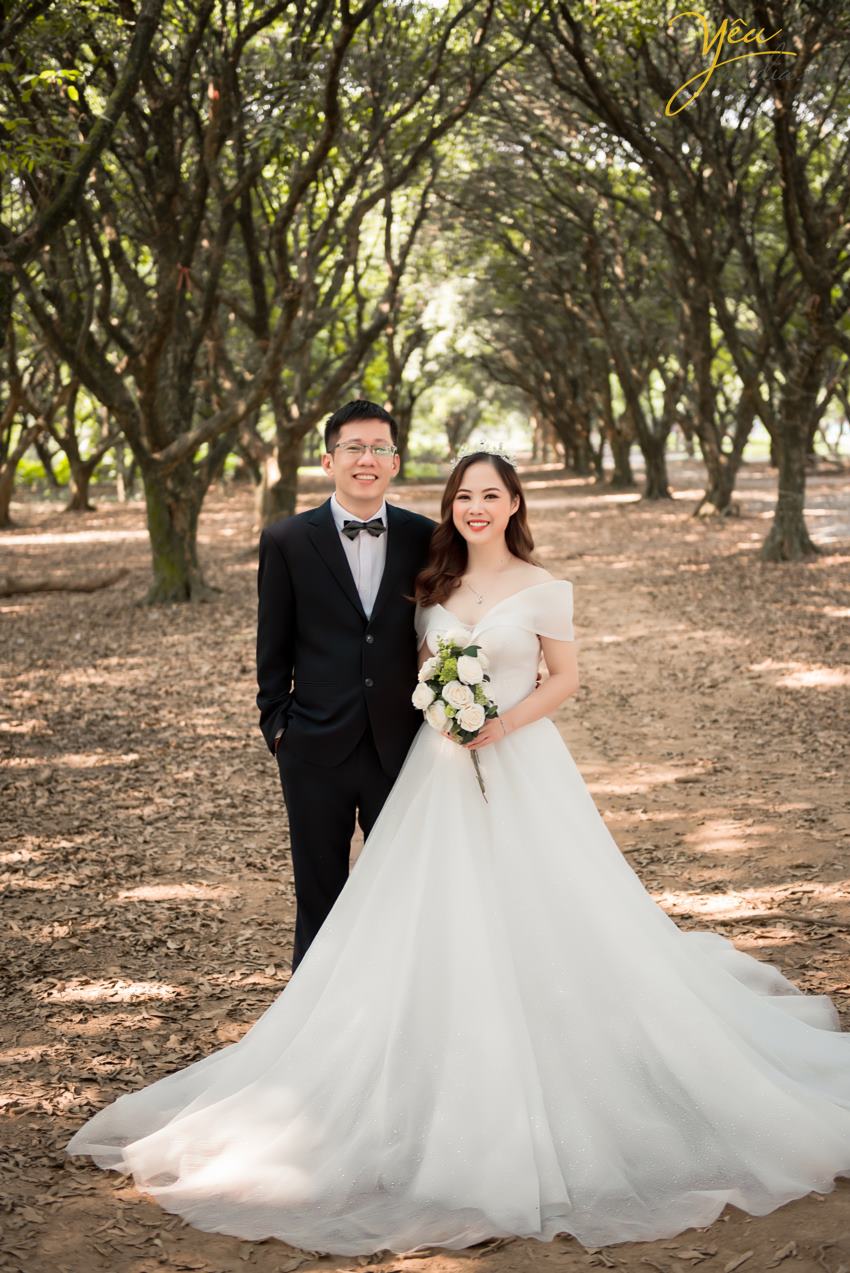 Ngoài địa điểm này, cặp đôi chú rể Quang - cô dâu Liên của Yêu Media còn lựa chọn thêm Nhà hát lớn Hà Nội - một địa điểm quen thuộc tại thủ đô - để làm bối cảnh chụp ảnh cưới sang trọng và tự nhiên của mình.