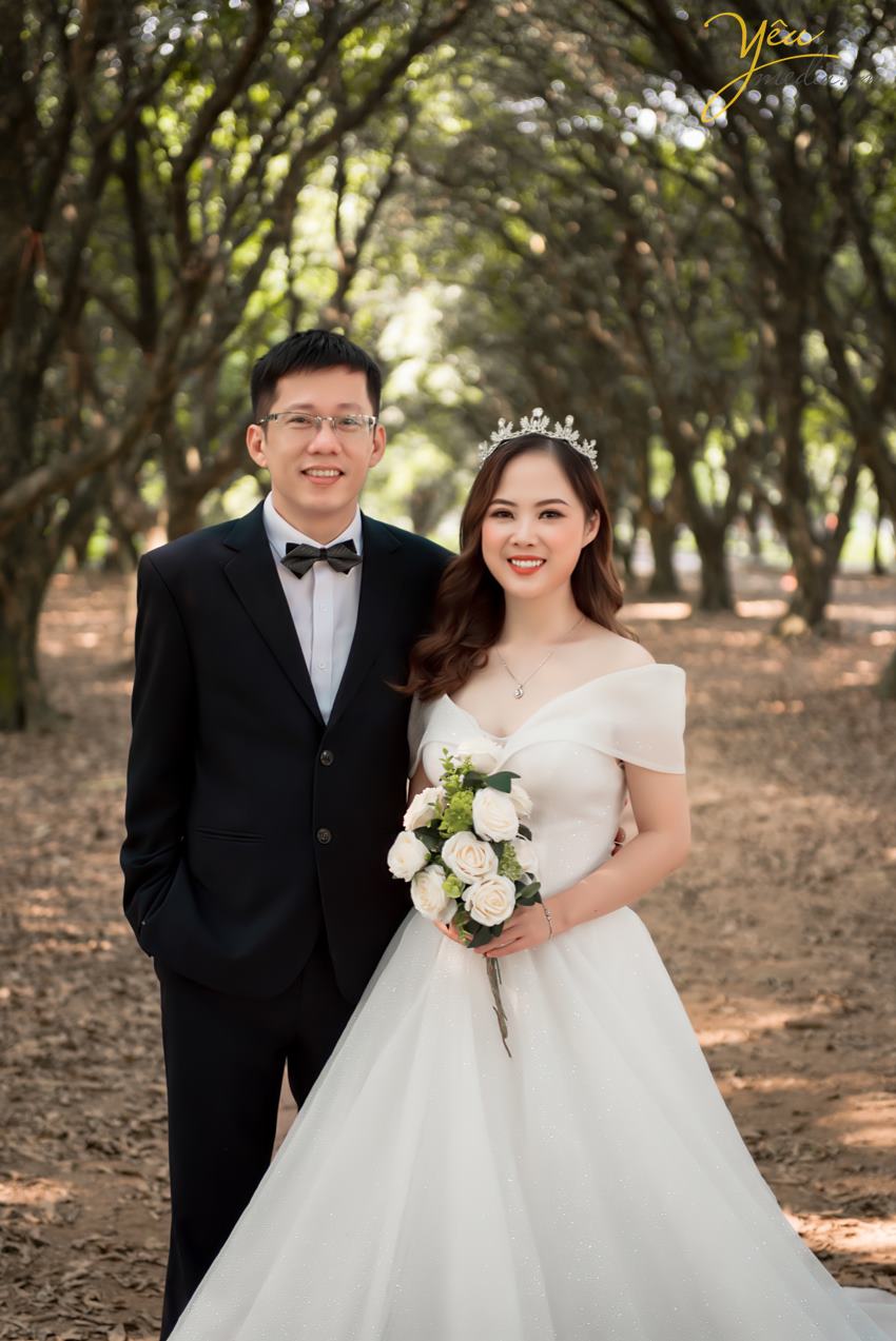 Ngoài địa điểm này, cặp đôi chú rể Quang - cô dâu Liên của Yêu Media còn lựa chọn thêm Nhà hát lớn Hà Nội - một địa điểm quen thuộc tại thủ đô - để làm bối cảnh chụp ảnh cưới sang trọng và tự nhiên của mình.