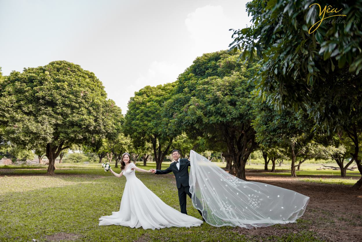 Ngoài địa điểm này, cặp đôi chú rể Quang - cô dâu Liên của Yêu Media còn lựa chọn thêm Nhà hát lớn Hà Nội - một địa điểm quen thuộc tại thủ đô - để làm bối cảnh chụp ảnh cưới sang trọng và tự nhiên của mình.