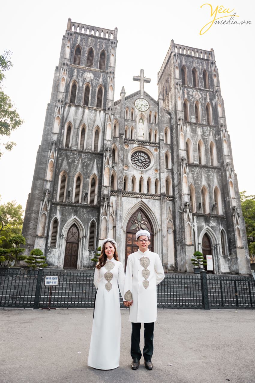 Ngoài địa điểm này, cặp đôi chú rể Quang - cô dâu Liên của Yêu Media còn lựa chọn thêm Nhà hát lớn Hà Nội - một địa điểm quen thuộc tại thủ đô - để làm bối cảnh chụp ảnh cưới sang trọng và tự nhiên của mình.
