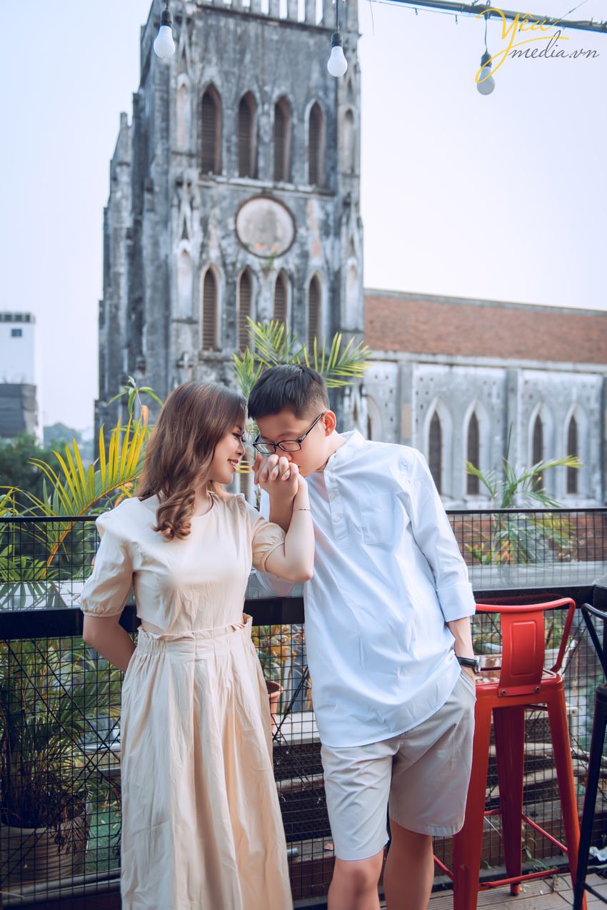 Ngoài địa điểm này, cặp đôi chú rể Quang - cô dâu Liên của Yêu Media còn lựa chọn thêm Nhà hát lớn Hà Nội - một địa điểm quen thuộc tại thủ đô - để làm bối cảnh chụp ảnh cưới sang trọng và tự nhiên của mình.