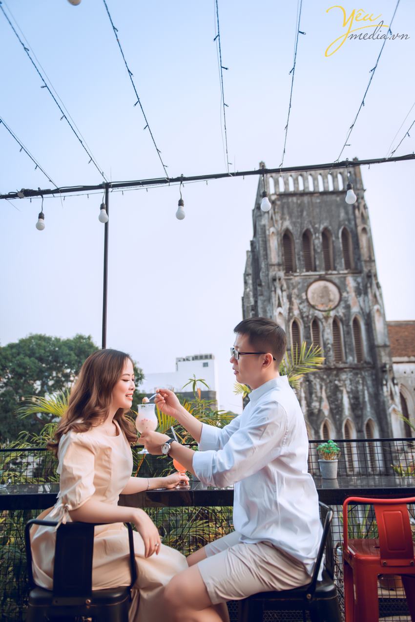 Ngoài địa điểm này, cặp đôi chú rể Quang - cô dâu Liên của Yêu Media còn lựa chọn thêm Nhà hát lớn Hà Nội - một địa điểm quen thuộc tại thủ đô - để làm bối cảnh chụp ảnh cưới sang trọng và tự nhiên của mình.