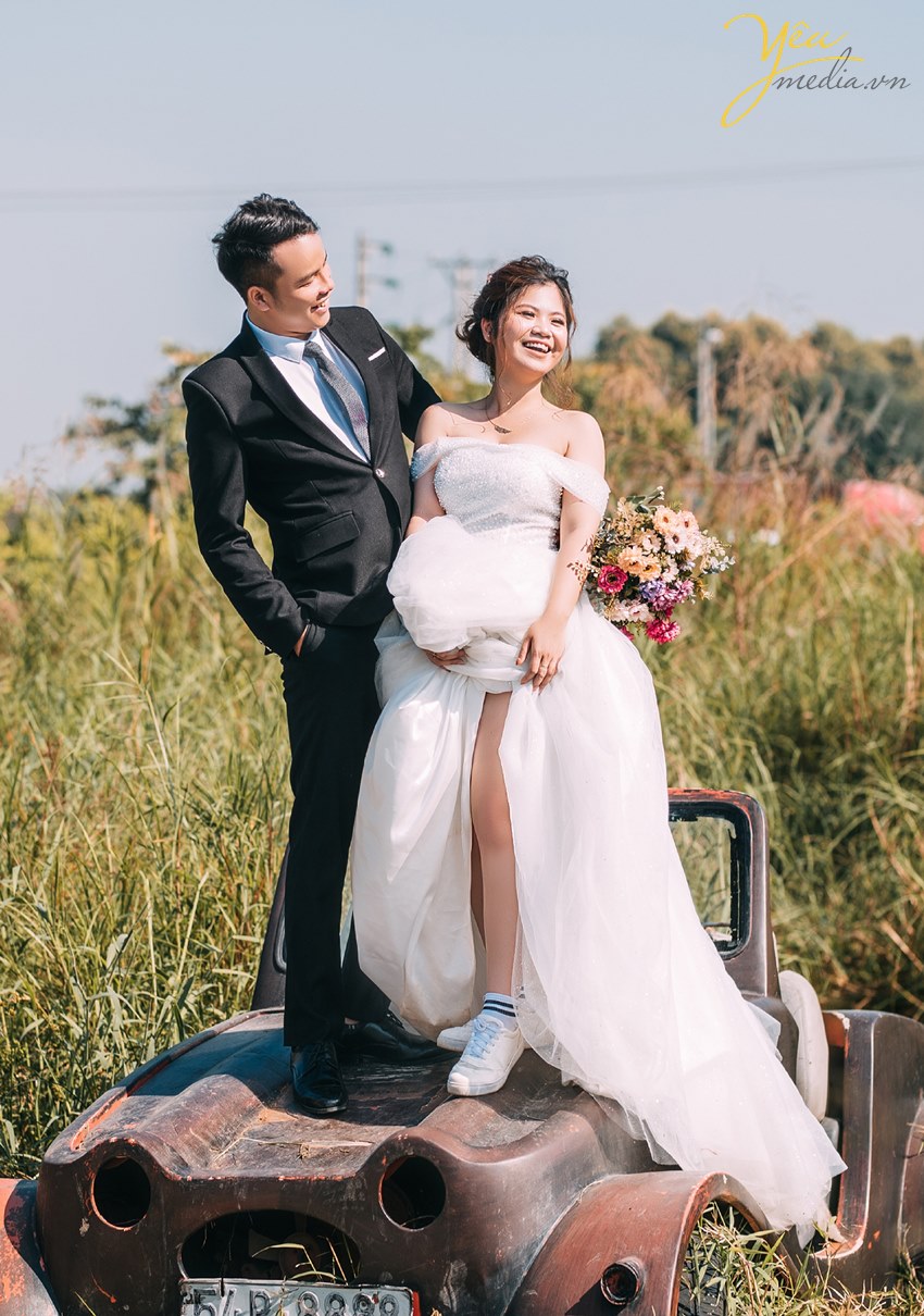 ekip chụp ảnh cưới vui vẻ tự nhiên ở santorini park