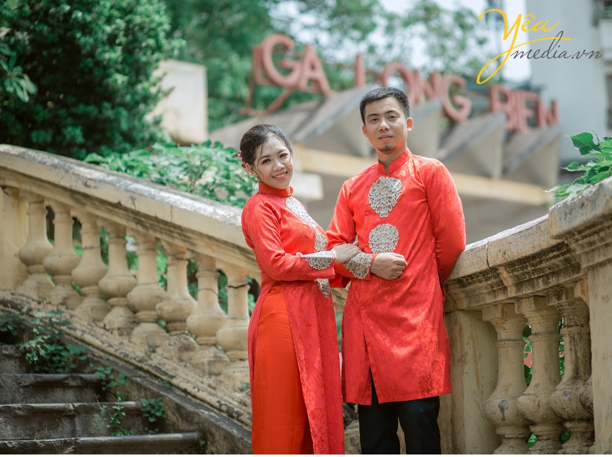 cô dâu chú rể mặc áo dài đỏ chụp ảnh ở ga long biên