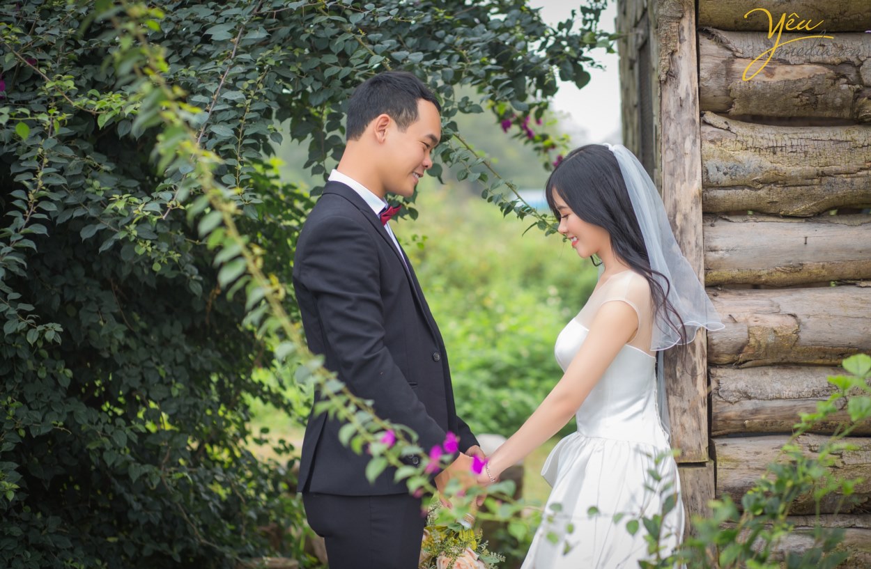 Các cặp đôi chẳng cần phải đi đâu xa để chụp ảnh cưới ngoại cảnh mà tốn kém nhiều chi phí. Nếu bạn thích phong cách chụp ảnh cưới hàn quốc đẹp nhẹ nhàng thì hãy đến với ảnh viện áo cưới Yêu Media! Chúng tôi sẽ giúp bạn biến mong ước thành hiện thực với chi phí hợp lý nhất. Khi nhắc đến chụp ảnh Hàn Quốc là người ta sẽ tưởng tượng ngay đến những bức ảnh đơn giản, lãng mạn, sang trọng và đẹp nhẹ nhàng một cách tự nhiên.