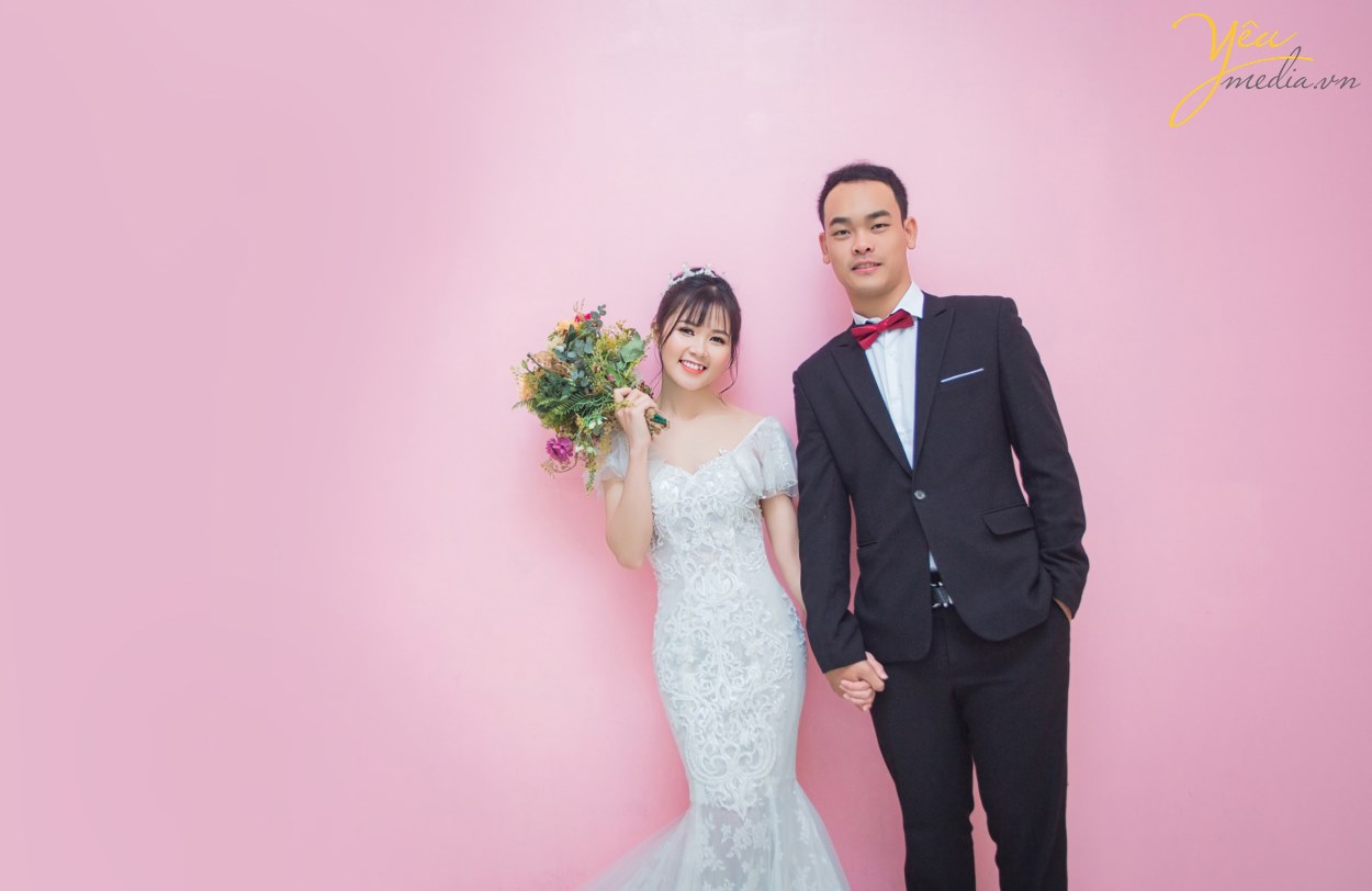 Các cặp đôi chẳng cần phải đi đâu xa để chụp ảnh cưới ngoại cảnh mà tốn kém nhiều chi phí. Nếu bạn thích phong cách chụp ảnh cưới hàn quốc đẹp nhẹ nhàng thì hãy đến với ảnh viện áo cưới Yêu Media! Chúng tôi sẽ giúp bạn biến mong ước thành hiện thực với chi phí hợp lý nhất. Khi nhắc đến chụp ảnh Hàn Quốc là người ta sẽ tưởng tượng ngay đến những bức ảnh đơn giản, lãng mạn, sang trọng và đẹp nhẹ nhàng một cách tự nhiên.
