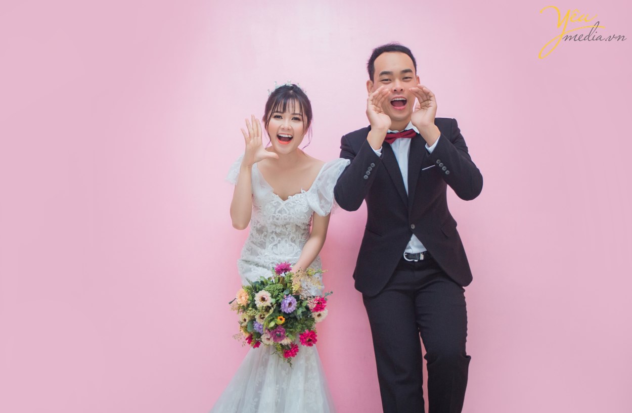 Các cặp đôi chẳng cần phải đi đâu xa để chụp ảnh cưới ngoại cảnh mà tốn kém nhiều chi phí. Nếu bạn thích phong cách chụp ảnh cưới hàn quốc đẹp nhẹ nhàng thì hãy đến với ảnh viện áo cưới Yêu Media! Chúng tôi sẽ giúp bạn biến mong ước thành hiện thực với chi phí hợp lý nhất. Khi nhắc đến chụp ảnh Hàn Quốc là người ta sẽ tưởng tượng ngay đến những bức ảnh đơn giản, lãng mạn, sang trọng và đẹp nhẹ nhàng một cách tự nhiên.