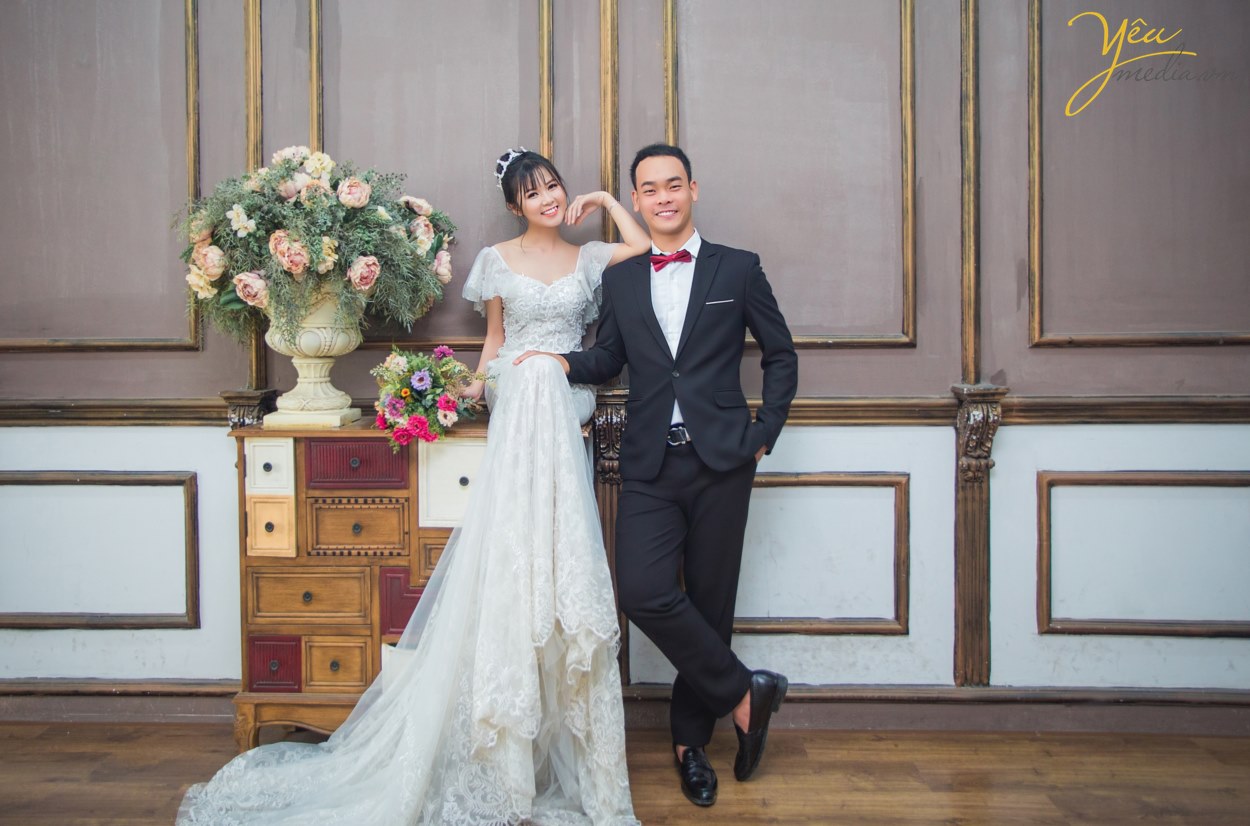 Các cặp đôi chẳng cần phải đi đâu xa để chụp ảnh cưới ngoại cảnh mà tốn kém nhiều chi phí. Nếu bạn thích phong cách chụp ảnh cưới hàn quốc đẹp nhẹ nhàng thì hãy đến với ảnh viện áo cưới Yêu Media! Chúng tôi sẽ giúp bạn biến mong ước thành hiện thực với chi phí hợp lý nhất. Khi nhắc đến chụp ảnh Hàn Quốc là người ta sẽ tưởng tượng ngay đến những bức ảnh đơn giản, lãng mạn, sang trọng và đẹp nhẹ nhàng một cách tự nhiên.