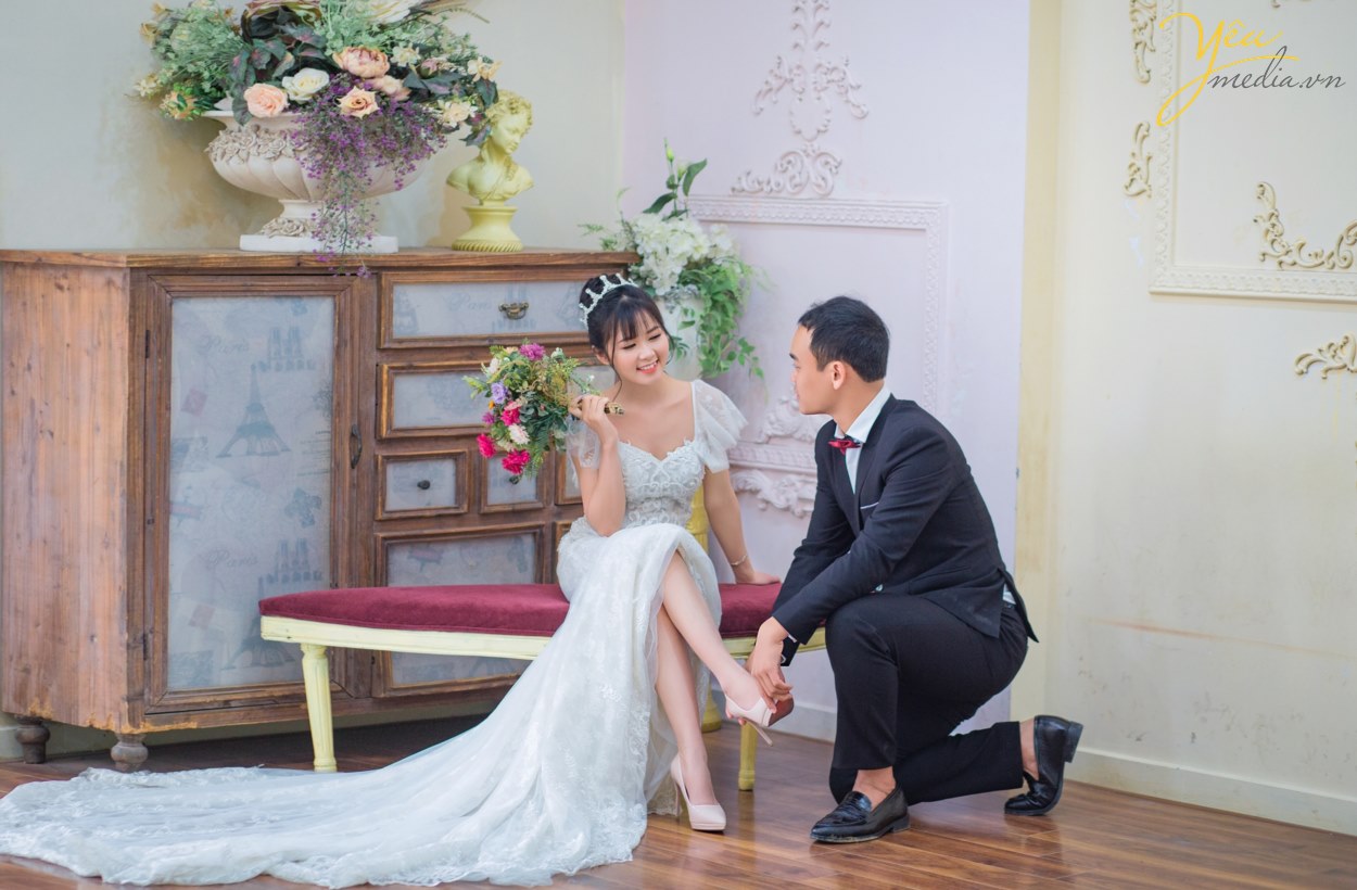 Các cặp đôi chẳng cần phải đi đâu xa để chụp ảnh cưới ngoại cảnh mà tốn kém nhiều chi phí. Nếu bạn thích phong cách chụp ảnh cưới hàn quốc đẹp nhẹ nhàng thì hãy đến với ảnh viện áo cưới Yêu Media! Chúng tôi sẽ giúp bạn biến mong ước thành hiện thực với chi phí hợp lý nhất. Khi nhắc đến chụp ảnh Hàn Quốc là người ta sẽ tưởng tượng ngay đến những bức ảnh đơn giản, lãng mạn, sang trọng và đẹp nhẹ nhàng một cách tự nhiên.