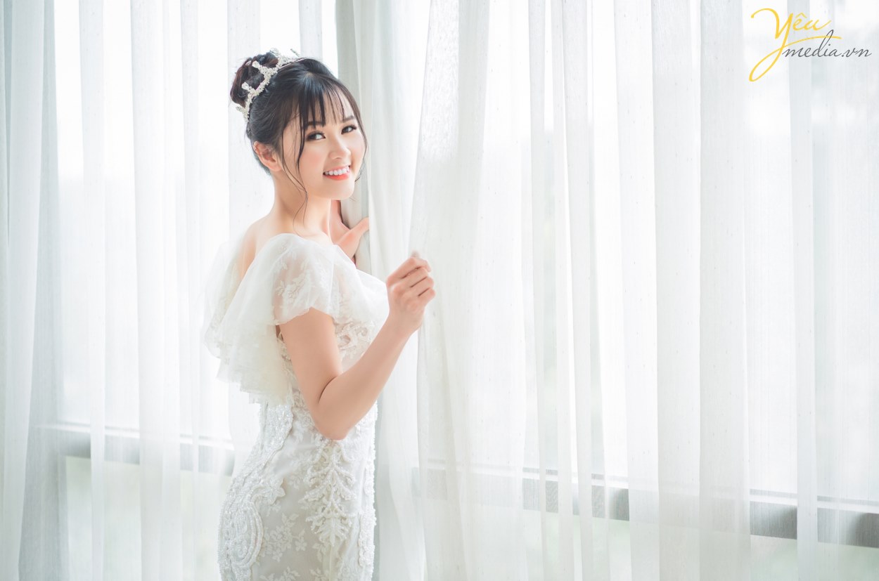 Các cặp đôi chẳng cần phải đi đâu xa để chụp ảnh cưới ngoại cảnh mà tốn kém nhiều chi phí. Nếu bạn thích phong cách chụp ảnh cưới hàn quốc đẹp nhẹ nhàng thì hãy đến với ảnh viện áo cưới Yêu Media! Chúng tôi sẽ giúp bạn biến mong ước thành hiện thực với chi phí hợp lý nhất. Khi nhắc đến chụp ảnh Hàn Quốc là người ta sẽ tưởng tượng ngay đến những bức ảnh đơn giản, lãng mạn, sang trọng và đẹp nhẹ nhàng một cách tự nhiên.