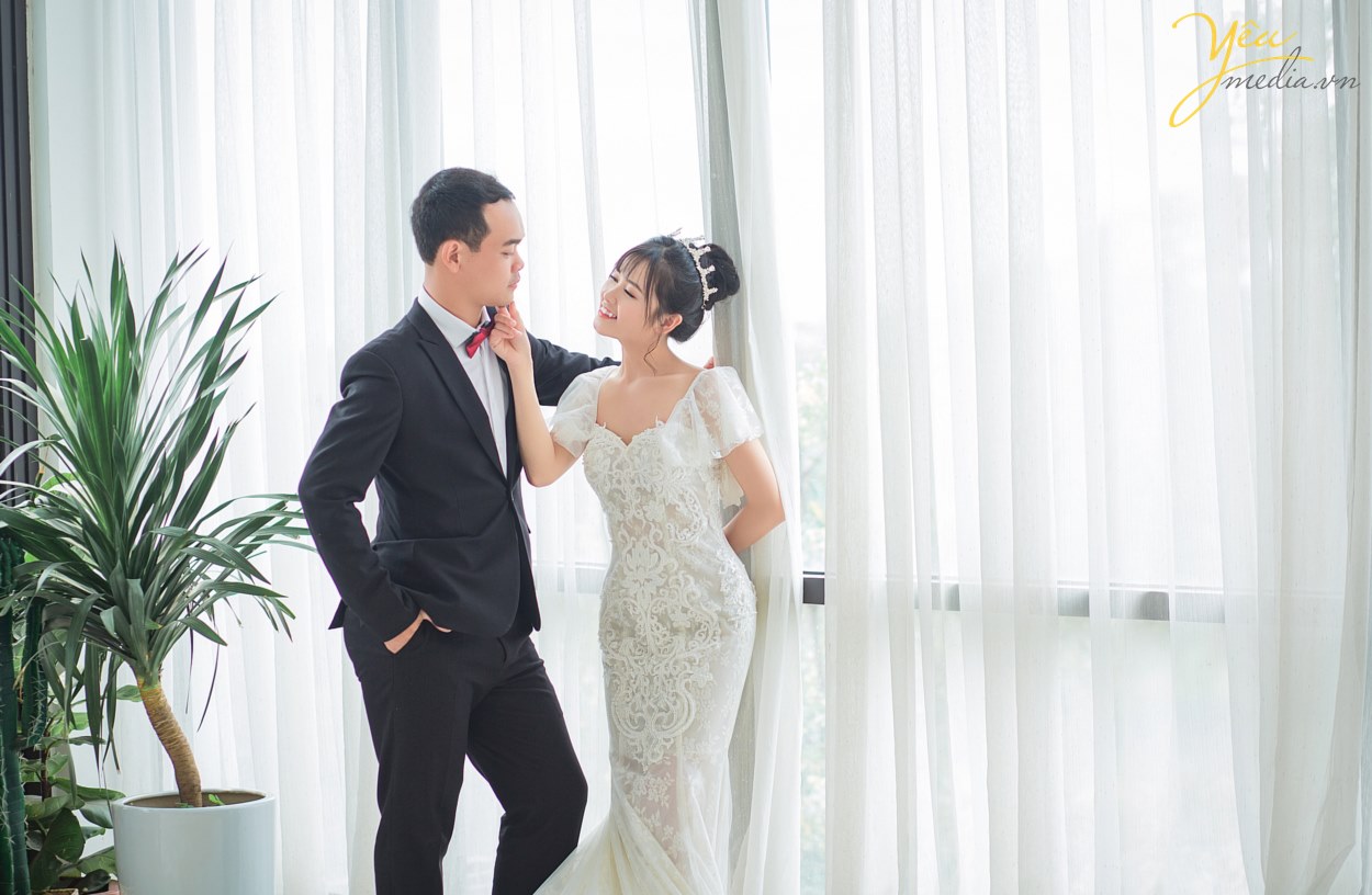 Các cặp đôi chẳng cần phải đi đâu xa để chụp ảnh cưới ngoại cảnh mà tốn kém nhiều chi phí. Nếu bạn thích phong cách chụp ảnh cưới hàn quốc đẹp nhẹ nhàng thì hãy đến với ảnh viện áo cưới Yêu Media! Chúng tôi sẽ giúp bạn biến mong ước thành hiện thực với chi phí hợp lý nhất. Khi nhắc đến chụp ảnh Hàn Quốc là người ta sẽ tưởng tượng ngay đến những bức ảnh đơn giản, lãng mạn, sang trọng và đẹp nhẹ nhàng một cách tự nhiên.