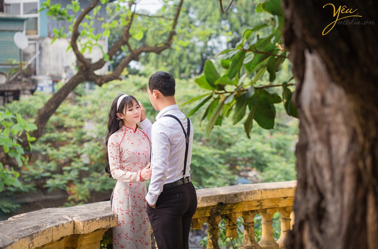Các cặp đôi chẳng cần phải đi đâu xa để chụp ảnh cưới ngoại cảnh mà tốn kém nhiều chi phí. Nếu bạn thích phong cách chụp ảnh cưới hàn quốc đẹp nhẹ nhàng thì hãy đến với ảnh viện áo cưới Yêu Media! Chúng tôi sẽ giúp bạn biến mong ước thành hiện thực với chi phí hợp lý nhất. Khi nhắc đến chụp ảnh Hàn Quốc là người ta sẽ tưởng tượng ngay đến những bức ảnh đơn giản, lãng mạn, sang trọng và đẹp nhẹ nhàng một cách tự nhiên.