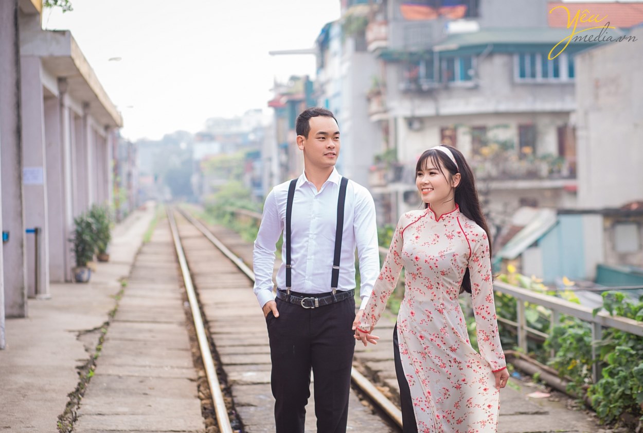 Các cặp đôi chẳng cần phải đi đâu xa để chụp ảnh cưới ngoại cảnh mà tốn kém nhiều chi phí. Nếu bạn thích phong cách chụp ảnh cưới hàn quốc đẹp nhẹ nhàng thì hãy đến với ảnh viện áo cưới Yêu Media! Chúng tôi sẽ giúp bạn biến mong ước thành hiện thực với chi phí hợp lý nhất. Khi nhắc đến chụp ảnh Hàn Quốc là người ta sẽ tưởng tượng ngay đến những bức ảnh đơn giản, lãng mạn, sang trọng và đẹp nhẹ nhàng một cách tự nhiên.