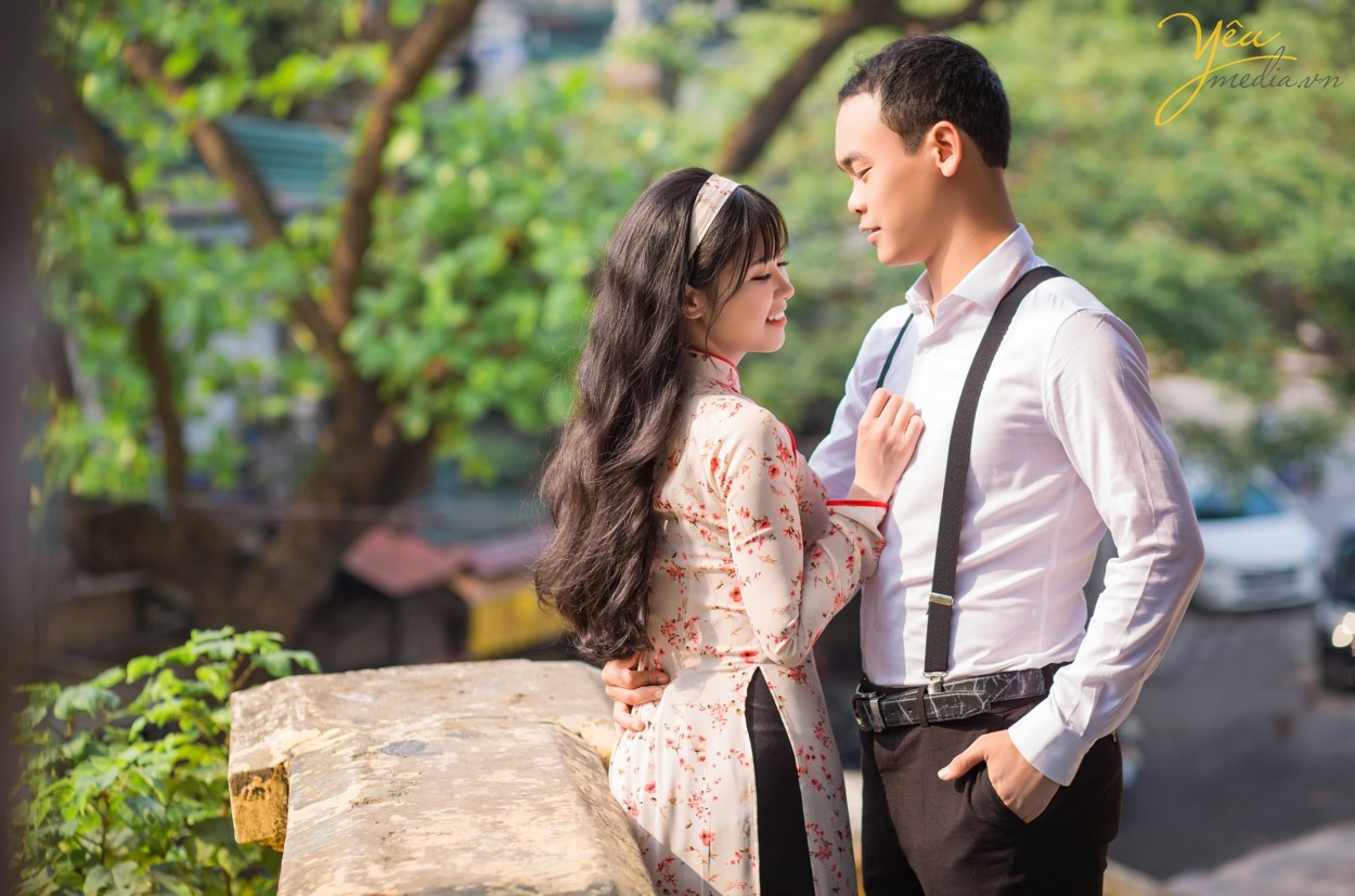 Các cặp đôi chẳng cần phải đi đâu xa để chụp ảnh cưới ngoại cảnh mà tốn kém nhiều chi phí. Nếu bạn thích phong cách chụp ảnh cưới hàn quốc đẹp nhẹ nhàng thì hãy đến với ảnh viện áo cưới Yêu Media! Chúng tôi sẽ giúp bạn biến mong ước thành hiện thực với chi phí hợp lý nhất. Khi nhắc đến chụp ảnh Hàn Quốc là người ta sẽ tưởng tượng ngay đến những bức ảnh đơn giản, lãng mạn, sang trọng và đẹp nhẹ nhàng một cách tự nhiên.