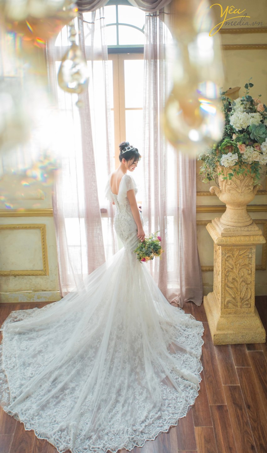 Các cặp đôi chẳng cần phải đi đâu xa để chụp ảnh cưới ngoại cảnh mà tốn kém nhiều chi phí. Nếu bạn thích phong cách chụp ảnh cưới hàn quốc đẹp nhẹ nhàng thì hãy đến với ảnh viện áo cưới Yêu Media! Chúng tôi sẽ giúp bạn biến mong ước thành hiện thực với chi phí hợp lý nhất. Khi nhắc đến chụp ảnh Hàn Quốc là người ta sẽ tưởng tượng ngay đến những bức ảnh đơn giản, lãng mạn, sang trọng và đẹp nhẹ nhàng một cách tự nhiên.