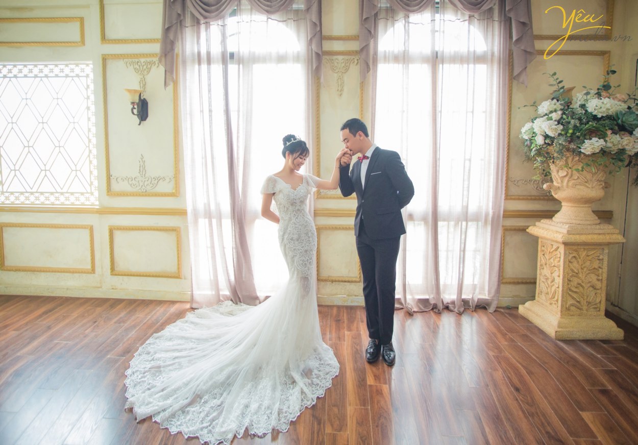 Các cặp đôi chẳng cần phải đi đâu xa để chụp ảnh cưới ngoại cảnh mà tốn kém nhiều chi phí. Nếu bạn thích phong cách chụp ảnh cưới hàn quốc đẹp nhẹ nhàng thì hãy đến với ảnh viện áo cưới Yêu Media! Chúng tôi sẽ giúp bạn biến mong ước thành hiện thực với chi phí hợp lý nhất. Khi nhắc đến chụp ảnh Hàn Quốc là người ta sẽ tưởng tượng ngay đến những bức ảnh đơn giản, lãng mạn, sang trọng và đẹp nhẹ nhàng một cách tự nhiên.