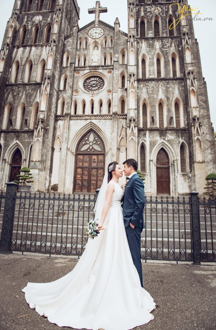 Bạn đang tìm kiếm cho mình một địa điểm chụp ảnh cưới dã ngoại ở Hà Nội? Hiện nay có không ít các cặp đôi kết hợp giữa việc chụp ảnh cưới với việc đi du lịch, dã ngoại. Nhưng lại có không ít số lượng cặp đôi muốn đến thủ đô Hà Nội để lưu giữ những tấm hình cưới của mình. Và điều quan tâm nhất mà họ muốn tìm kiếm đó chính là địa điểm chụp ảnh cưới dã ngoại ở Hà Nội.