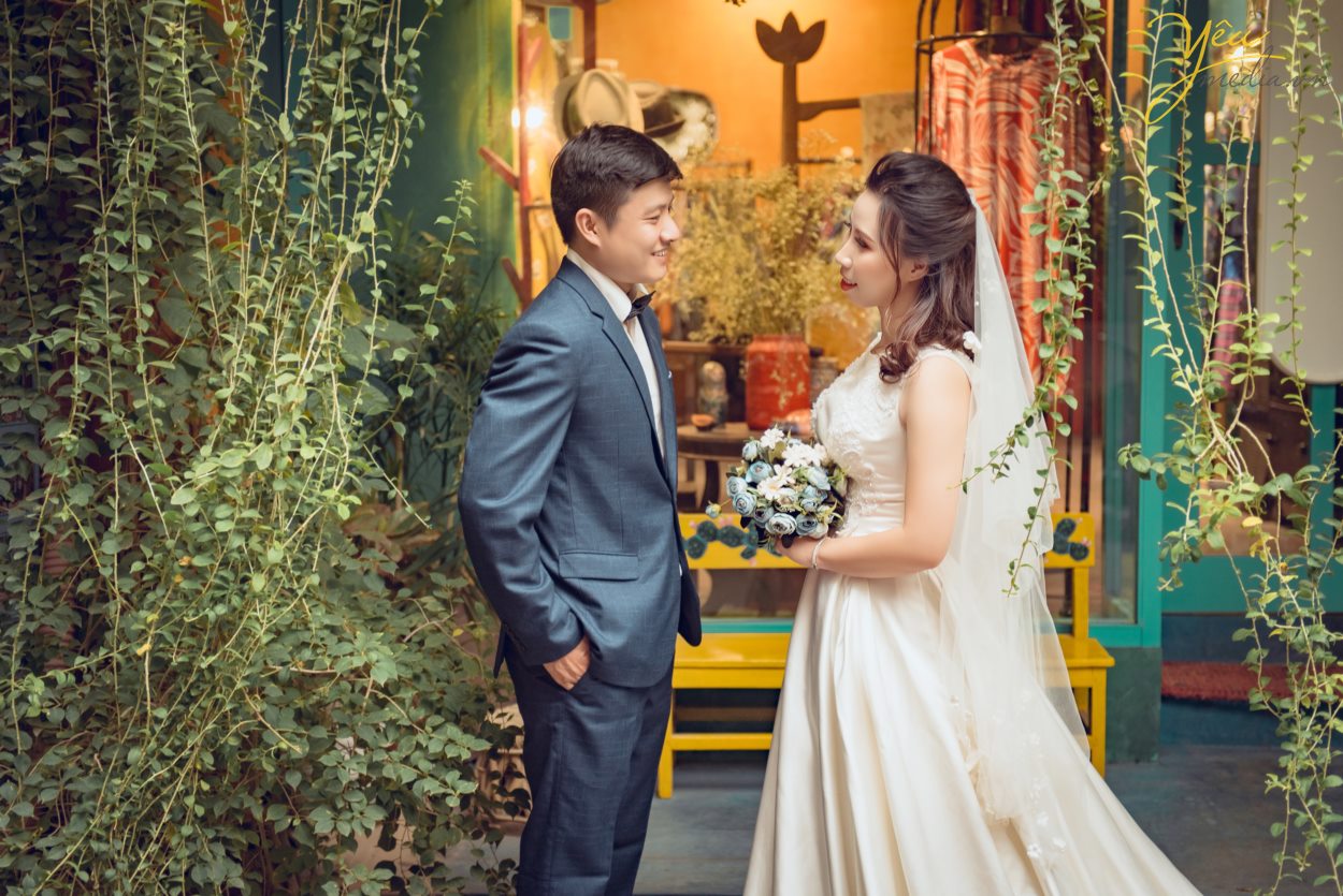 Bạn đang tìm kiếm cho mình một địa điểm chụp ảnh cưới dã ngoại ở Hà Nội? Hiện nay có không ít các cặp đôi kết hợp giữa việc chụp ảnh cưới với việc đi du lịch, dã ngoại. Nhưng lại có không ít số lượng cặp đôi muốn đến thủ đô Hà Nội để lưu giữ những tấm hình cưới của mình. Và điều quan tâm nhất mà họ muốn tìm kiếm đó chính là địa điểm chụp ảnh cưới dã ngoại ở Hà Nội.