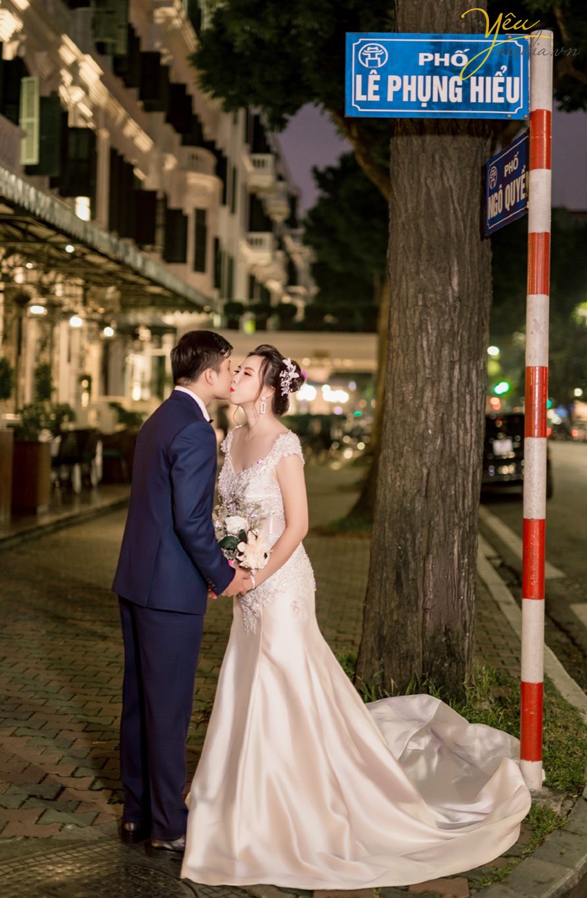 Bạn đang tìm kiếm cho mình một địa điểm chụp ảnh cưới dã ngoại ở Hà Nội? Hiện nay có không ít các cặp đôi kết hợp giữa việc chụp ảnh cưới với việc đi du lịch, dã ngoại. Nhưng lại có không ít số lượng cặp đôi muốn đến thủ đô Hà Nội để lưu giữ những tấm hình cưới của mình. Và điều quan tâm nhất mà họ muốn tìm kiếm đó chính là địa điểm chụp ảnh cưới dã ngoại ở Hà Nội.