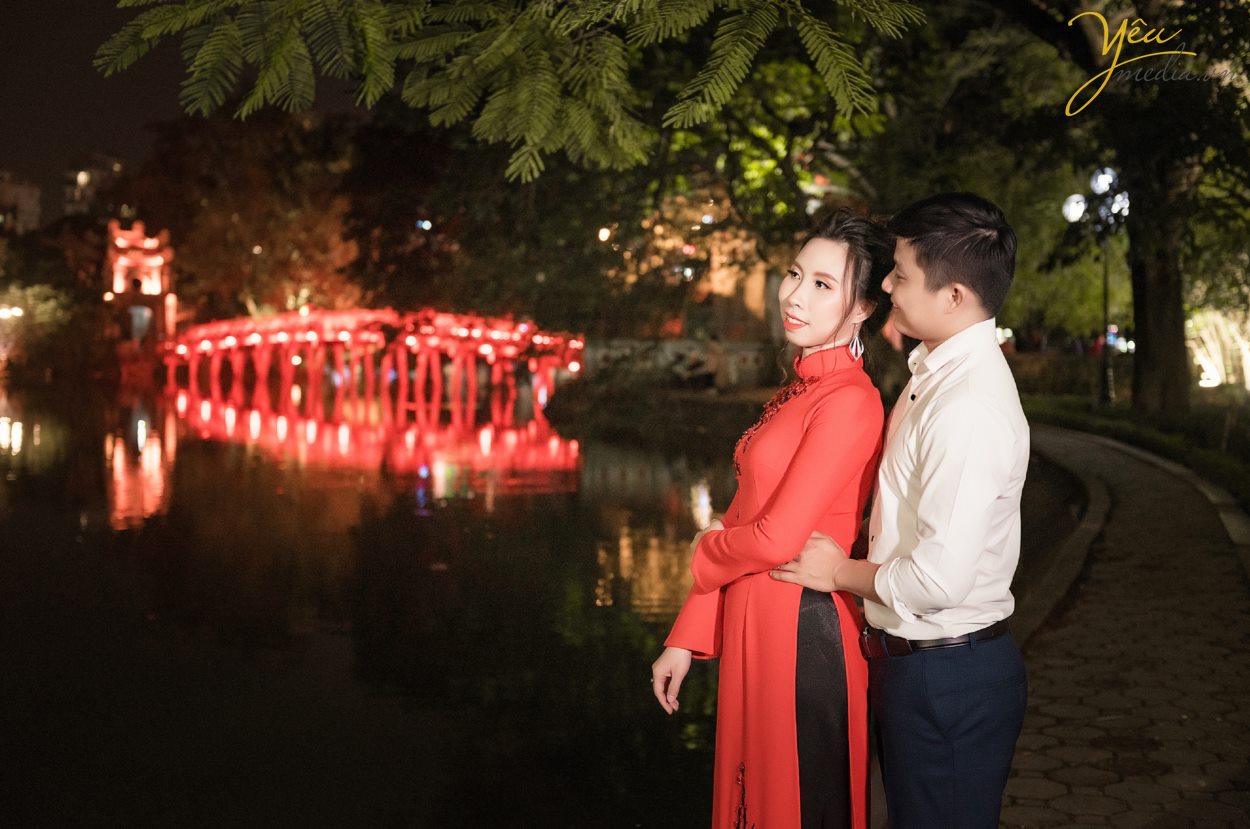 Bạn đang tìm kiếm cho mình một địa điểm chụp ảnh cưới dã ngoại ở Hà Nội? Hiện nay có không ít các cặp đôi kết hợp giữa việc chụp ảnh cưới với việc đi du lịch, dã ngoại. Nhưng lại có không ít số lượng cặp đôi muốn đến thủ đô Hà Nội để lưu giữ những tấm hình cưới của mình. Và điều quan tâm nhất mà họ muốn tìm kiếm đó chính là địa điểm chụp ảnh cưới dã ngoại ở Hà Nội.