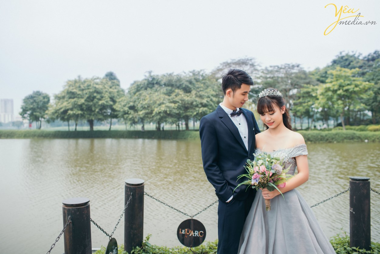 Sau các phim trường châu Âu, phim trường Vintage thì Santorini Park là nơi mang lại luông gió mới đầy hơi thở Địa Trung Hải với những ngôi nhà nấm xanh trắng vô cùng đáng yêu và dễ thương, được giới trẻ vô cùng yêu thích.