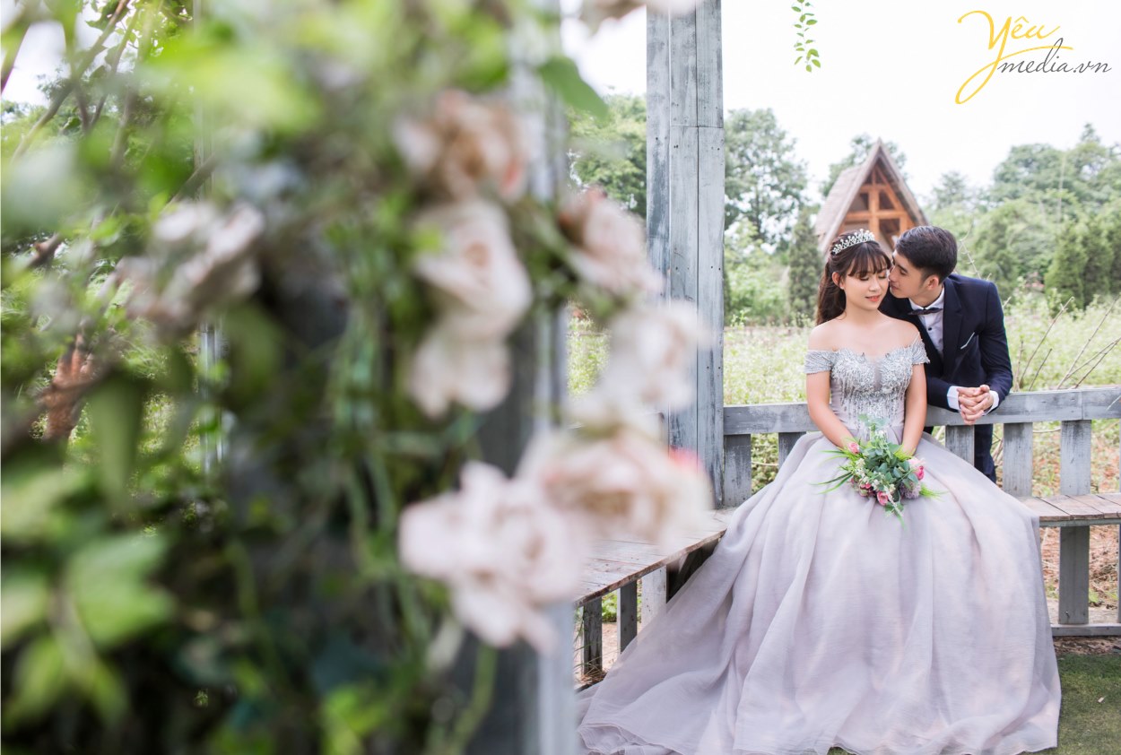 Sau các phim trường châu Âu, phim trường Vintage thì Santorini Park là nơi mang lại luông gió mới đầy hơi thở Địa Trung Hải với những ngôi nhà nấm xanh trắng vô cùng đáng yêu và dễ thương, được giới trẻ vô cùng yêu thích.