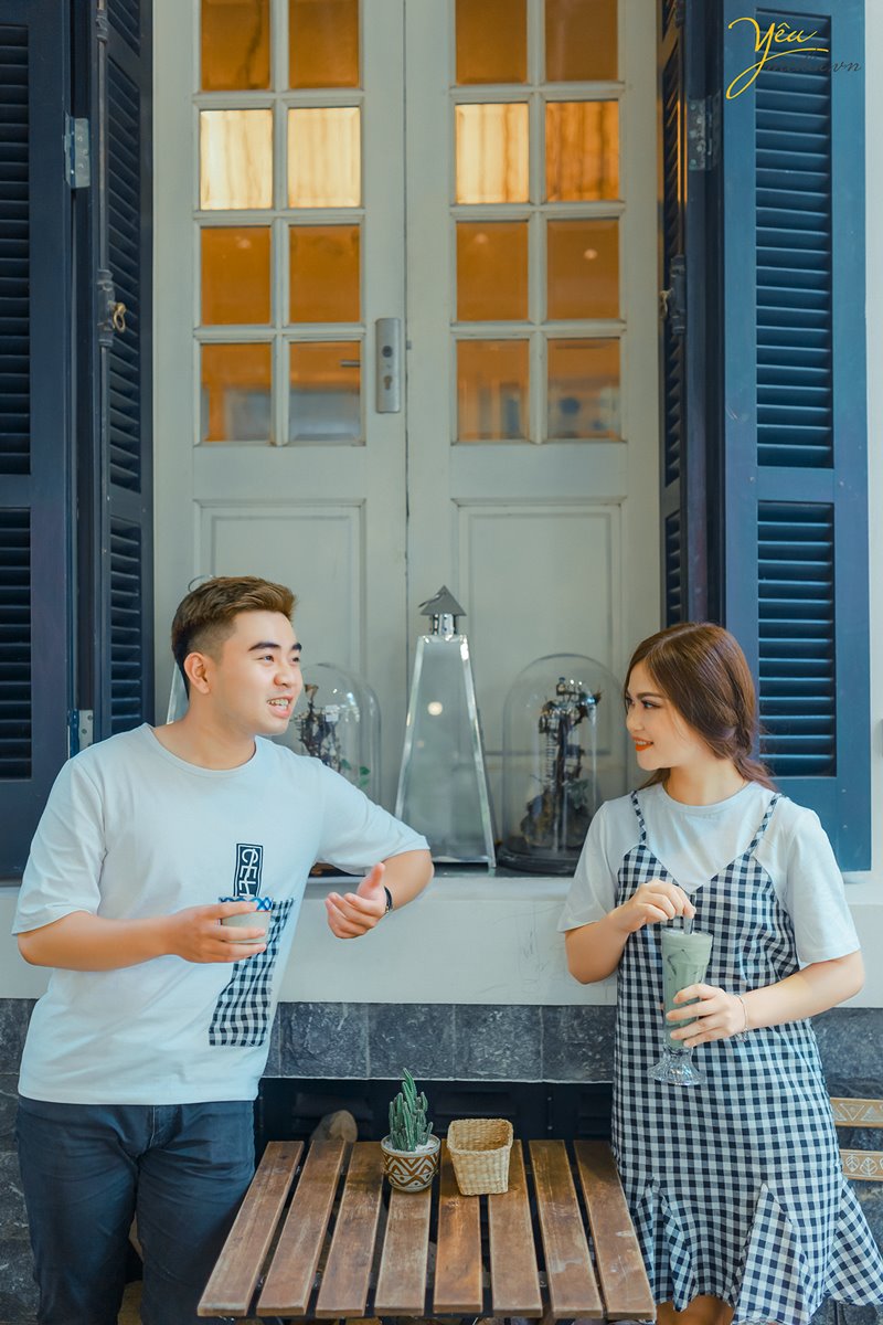 cặp đôi trò chuyện trong quán cà phê