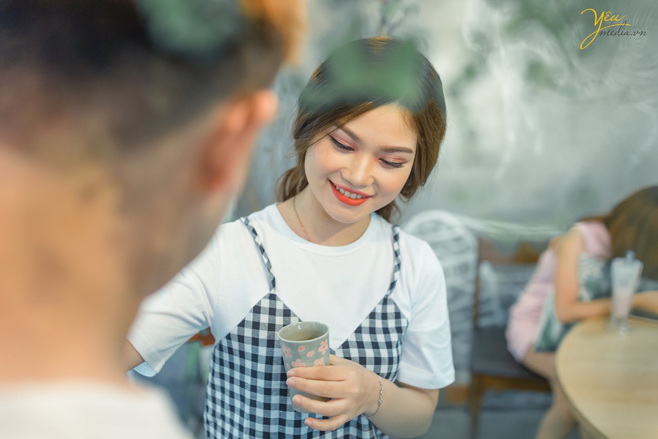 cô gái cười xinh bên người yêu