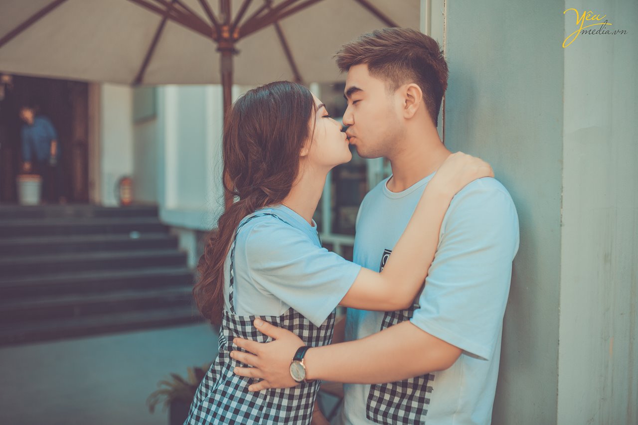 hôn nhau trong quán cà phê