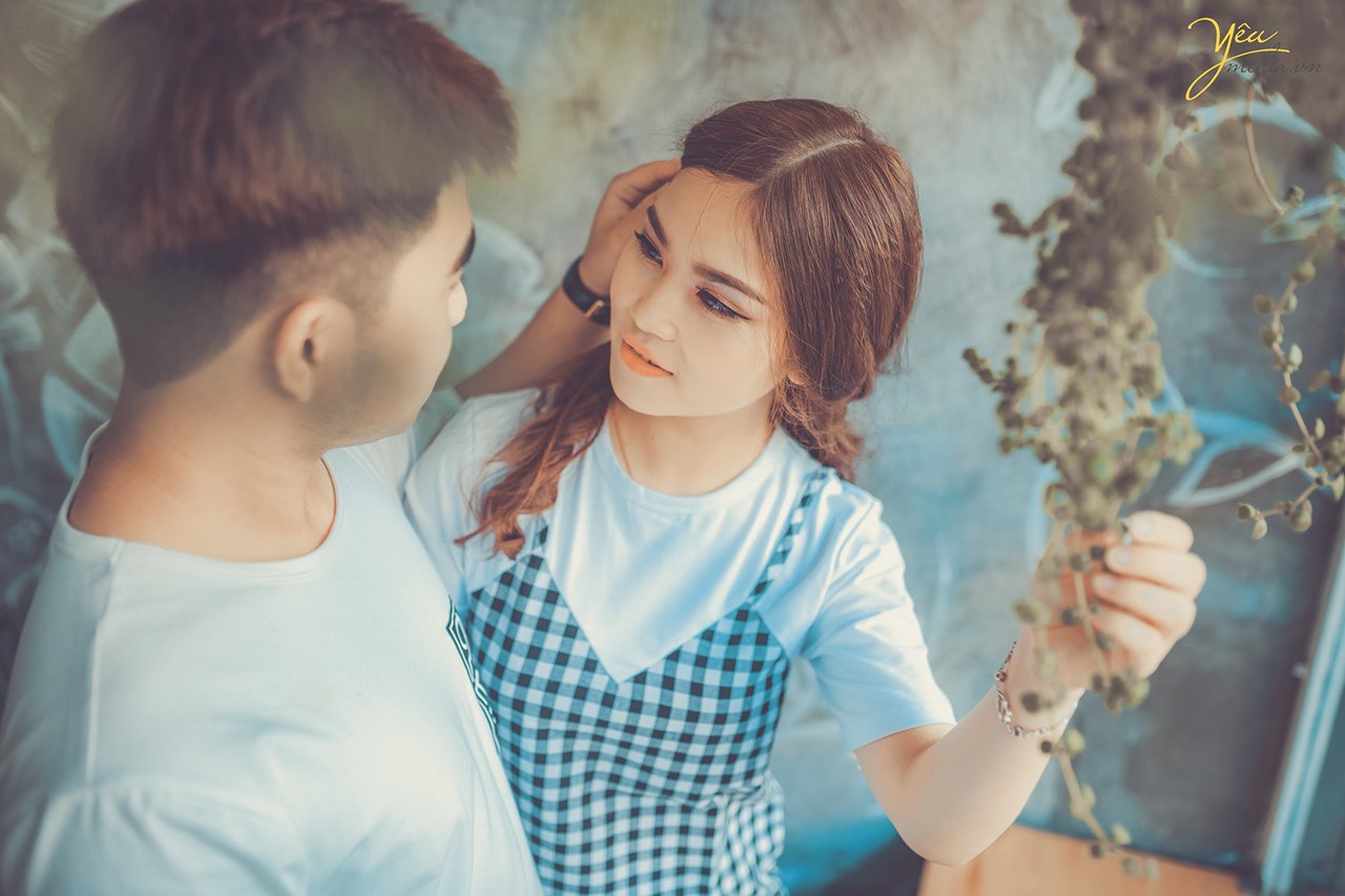 vuốt tóc bạn gái