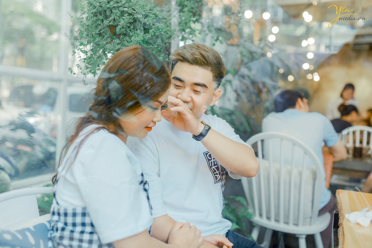 chàng trai vuốt tóc bạn gái