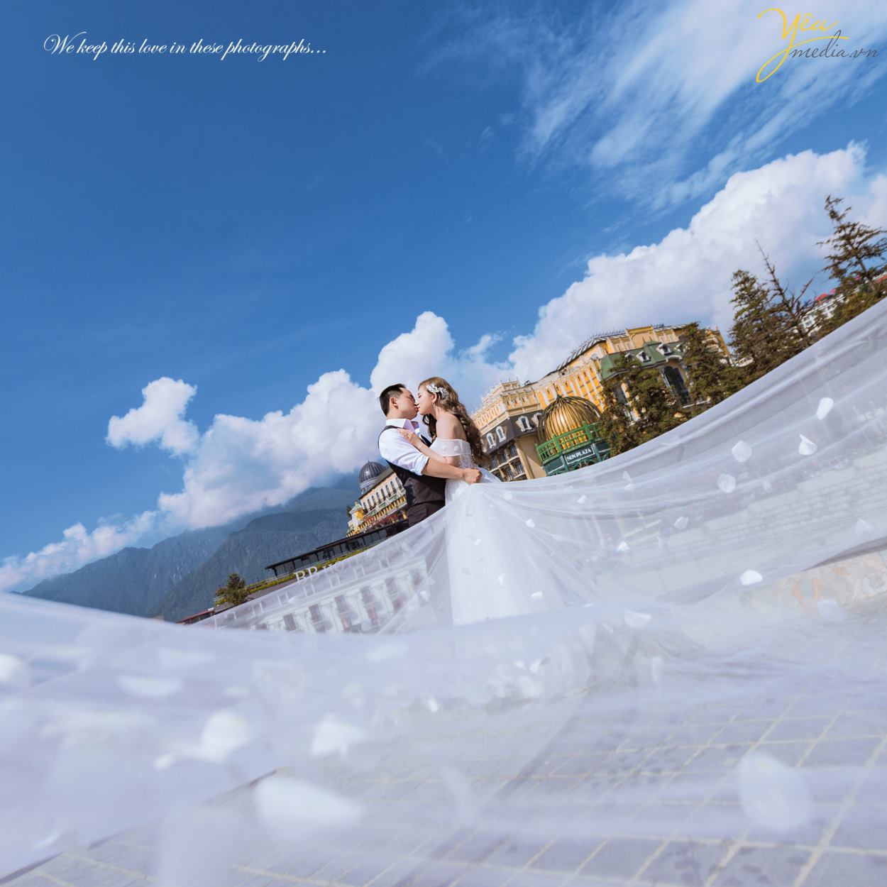 Tới chụp ảnh cưới đẹp ở SaPa bạn không thể bỏ qua Chụp ảnh cưới ở thung lũng Mường Hoa, Bản Tả Văn khi mùa nước đổ hay mùa lúa chín. Những bông múa vàng ươm, cả một vùng trời màu vàng của bông lúa báo hiệu một mùa màng bội thu và no đủ. Ý nghĩa hay, khung cảnh đẹp là những gì cần cho một bức ảnh cưới đẹp.