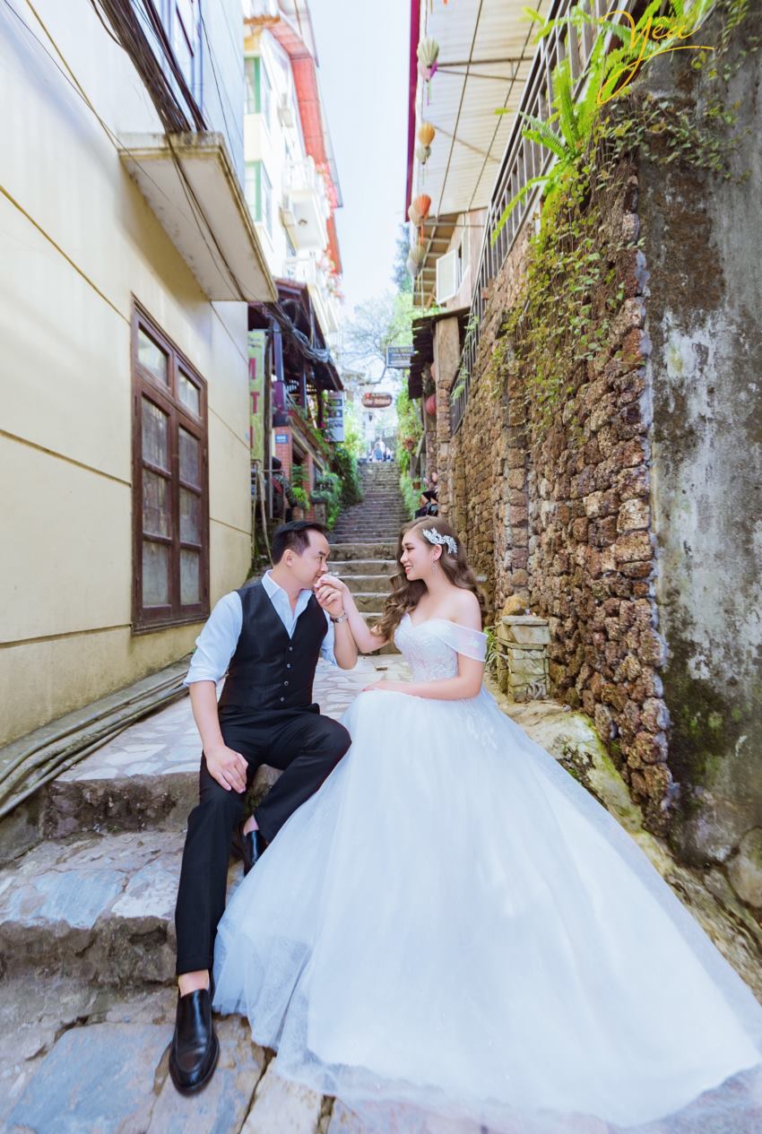 Tới chụp ảnh cưới đẹp ở SaPa bạn không thể bỏ qua Chụp ảnh cưới ở thung lũng Mường Hoa, Bản Tả Văn khi mùa nước đổ hay mùa lúa chín. Những bông múa vàng ươm, cả một vùng trời màu vàng của bông lúa báo hiệu một mùa màng bội thu và no đủ. Ý nghĩa hay, khung cảnh đẹp là những gì cần cho một bức ảnh cưới đẹp.