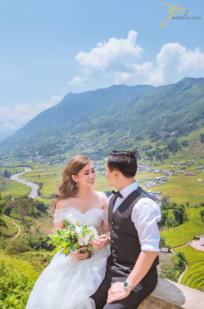 Tới chụp ảnh cưới đẹp ở SaPa bạn không thể bỏ qua Chụp ảnh cưới ở thung lũng Mường Hoa, Bản Tả Văn khi mùa nước đổ hay mùa lúa chín. Những bông múa vàng ươm, cả một vùng trời màu vàng của bông lúa báo hiệu một mùa màng bội thu và no đủ. Ý nghĩa hay, khung cảnh đẹp là những gì cần cho một bức ảnh cưới đẹp.