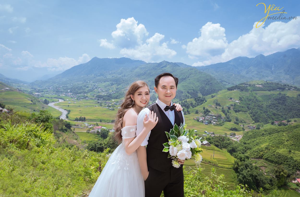 Tới chụp ảnh cưới đẹp ở SaPa bạn không thể bỏ qua Chụp ảnh cưới ở thung lũng Mường Hoa, Bản Tả Văn khi mùa nước đổ hay mùa lúa chín. Những bông múa vàng ươm, cả một vùng trời màu vàng của bông lúa báo hiệu một mùa màng bội thu và no đủ. Ý nghĩa hay, khung cảnh đẹp là những gì cần cho một bức ảnh cưới đẹp.