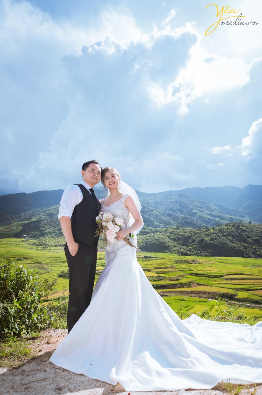 Tới chụp ảnh cưới đẹp ở SaPa bạn không thể bỏ qua Chụp ảnh cưới ở thung lũng Mường Hoa, Bản Tả Văn khi mùa nước đổ hay mùa lúa chín. Những bông múa vàng ươm, cả một vùng trời màu vàng của bông lúa báo hiệu một mùa màng bội thu và no đủ. Ý nghĩa hay, khung cảnh đẹp là những gì cần cho một bức ảnh cưới đẹp.