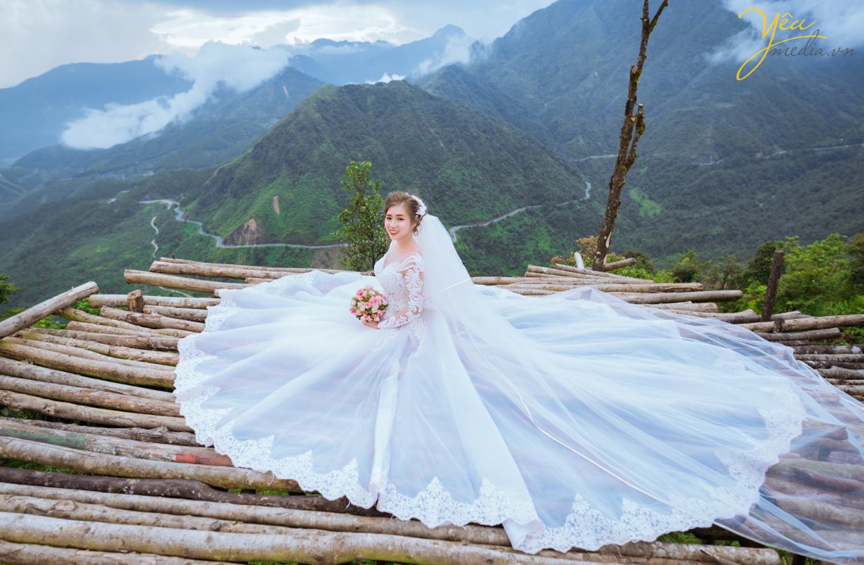 SaPa thiên đường chụp ảnh cưới đẹp bạn có biết chưa? Nếu chưa thì xem ngay chia sẻ dưới đây của chúng tôi về những địa điểm chụp ảnh cưới đẹp ở SaPa khiến bạn phải mê mẩn vì vẻ đẹp nguy nga, lộng lẫy không tưởng nổi đó. SaPa là thành phố mát mẻ quanh năm, đặc biệt vào mùa đông còn có thể thấy tuyết. Khung cảnh núi rừng nơi đây cùng những kiến trúc nhà ở văn hóa đẹp tuyệt, những thửa ruộng bậc thang trải khắp núi đồi,… luôn luôn là những khung cảnh tuyệt vời cho một bức ảnh cưới lãng mạn.