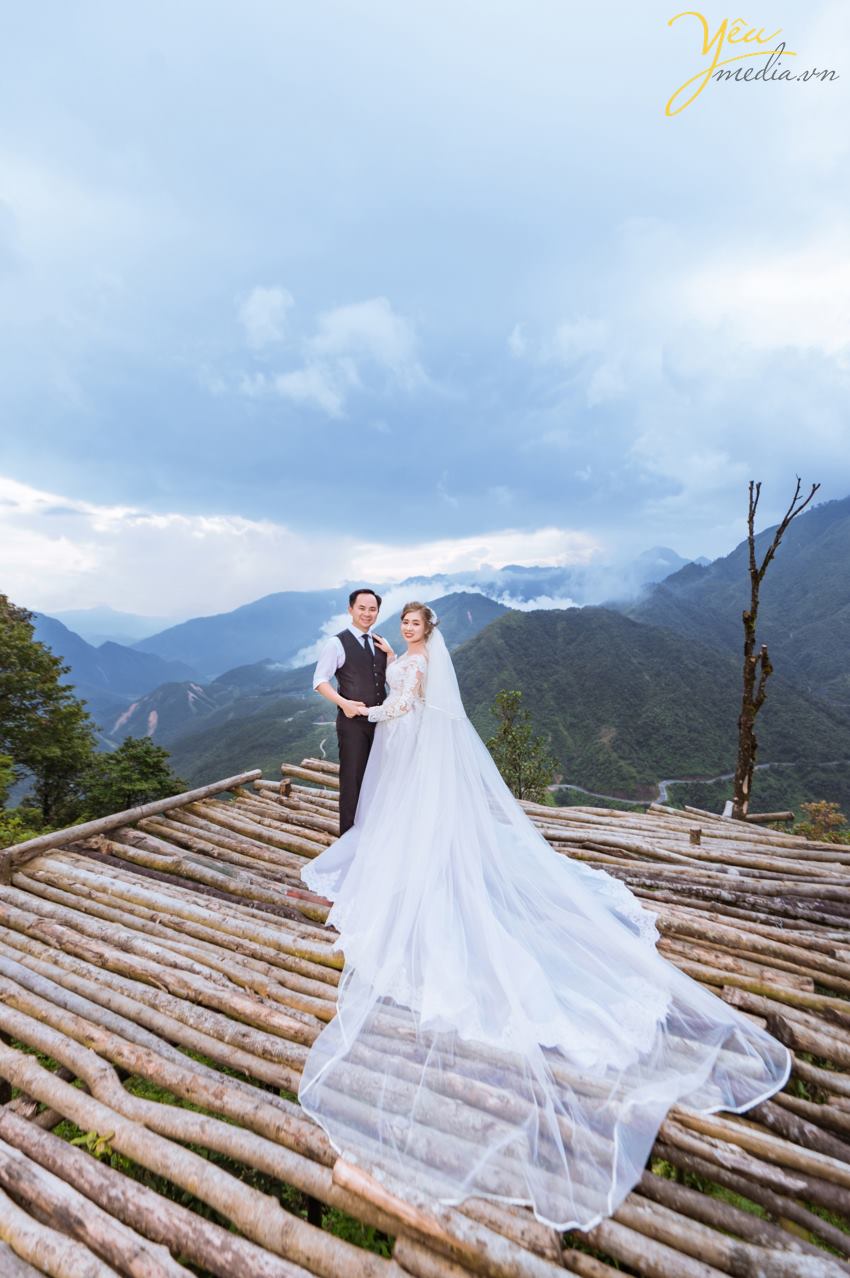 SaPa thiên đường chụp ảnh cưới đẹp bạn có biết chưa? Nếu chưa thì xem ngay chia sẻ dưới đây của chúng tôi về những địa điểm chụp ảnh cưới đẹp ở SaPa khiến bạn phải mê mẩn vì vẻ đẹp nguy nga, lộng lẫy không tưởng nổi đó. SaPa là thành phố mát mẻ quanh năm, đặc biệt vào mùa đông còn có thể thấy tuyết. Khung cảnh núi rừng nơi đây cùng những kiến trúc nhà ở văn hóa đẹp tuyệt, những thửa ruộng bậc thang trải khắp núi đồi,… luôn luôn là những khung cảnh tuyệt vời cho một bức ảnh cưới lãng mạn.