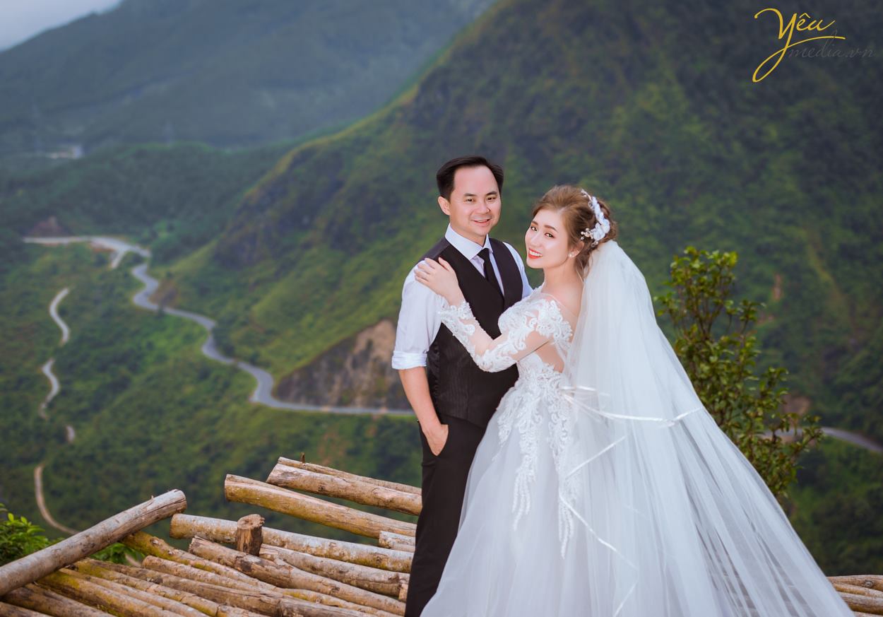 Tới chụp ảnh cưới đẹp ở SaPa bạn không thể bỏ qua Chụp ảnh cưới ở thung lũng Mường Hoa, Bản Tả Văn khi mùa nước đổ hay mùa lúa chín. Những bông múa vàng ươm, cả một vùng trời màu vàng của bông lúa báo hiệu một mùa màng bội thu và no đủ. Ý nghĩa hay, khung cảnh đẹp là những gì cần cho một bức ảnh cưới đẹp.