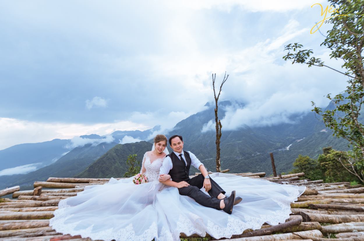 Tới chụp ảnh cưới đẹp ở SaPa bạn không thể bỏ qua Chụp ảnh cưới ở thung lũng Mường Hoa, Bản Tả Văn khi mùa nước đổ hay mùa lúa chín. Những bông múa vàng ươm, cả một vùng trời màu vàng của bông lúa báo hiệu một mùa màng bội thu và no đủ. Ý nghĩa hay, khung cảnh đẹp là những gì cần cho một bức ảnh cưới đẹp.