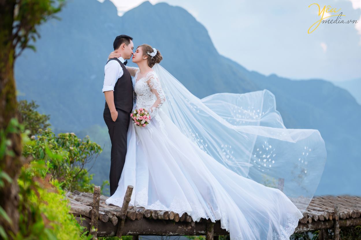 Tới chụp ảnh cưới đẹp ở SaPa bạn không thể bỏ qua Chụp ảnh cưới ở thung lũng Mường Hoa, Bản Tả Văn khi mùa nước đổ hay mùa lúa chín. Những bông múa vàng ươm, cả một vùng trời màu vàng của bông lúa báo hiệu một mùa màng bội thu và no đủ. Ý nghĩa hay, khung cảnh đẹp là những gì cần cho một bức ảnh cưới đẹp.