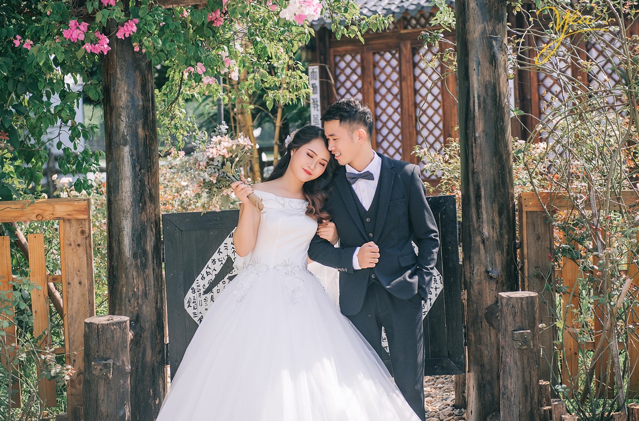 chú rể cô dâu chụp ảnh cưới dựa đầu vào vai nhau