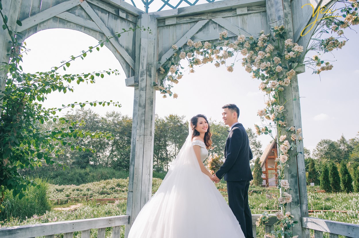 ảnh cưới sang chảnh chụp ở ngoài trời bởi yêu media