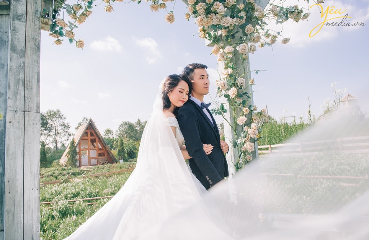 ôm nhau ấm áp giữa mảnh vườn xinh đẹp