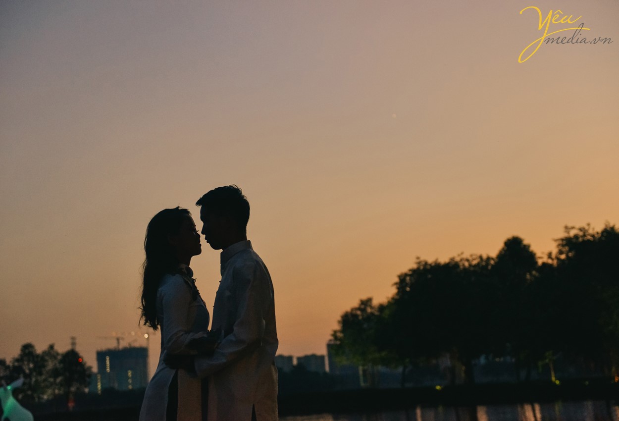 ảnh cưới chụp lúc hoàng hôn chiều tà ở hà nội